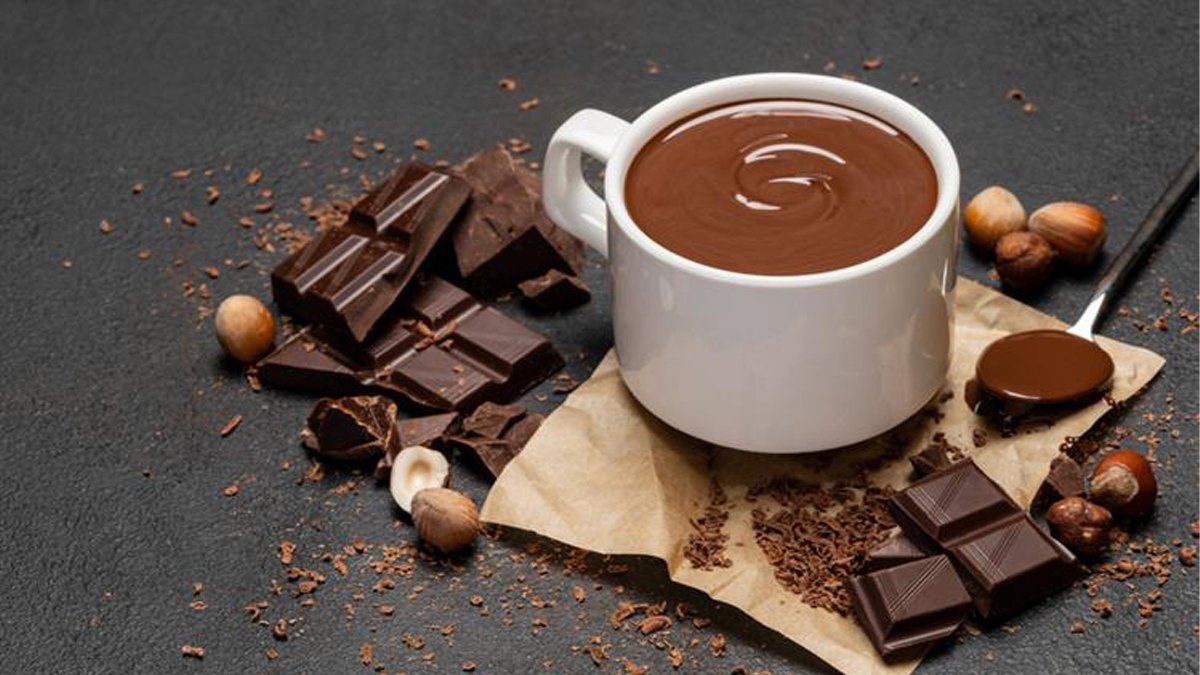 Soğukta dumanı üzerine sıcak çikolata tarifi: Deneyen hazırına el sürmüyor: Evde yapımı çok kolaymış
