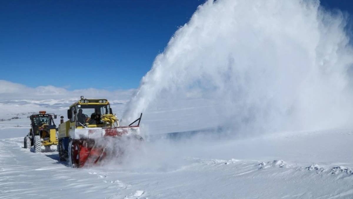 Van'da 131 yerleşim yerine kar engeli