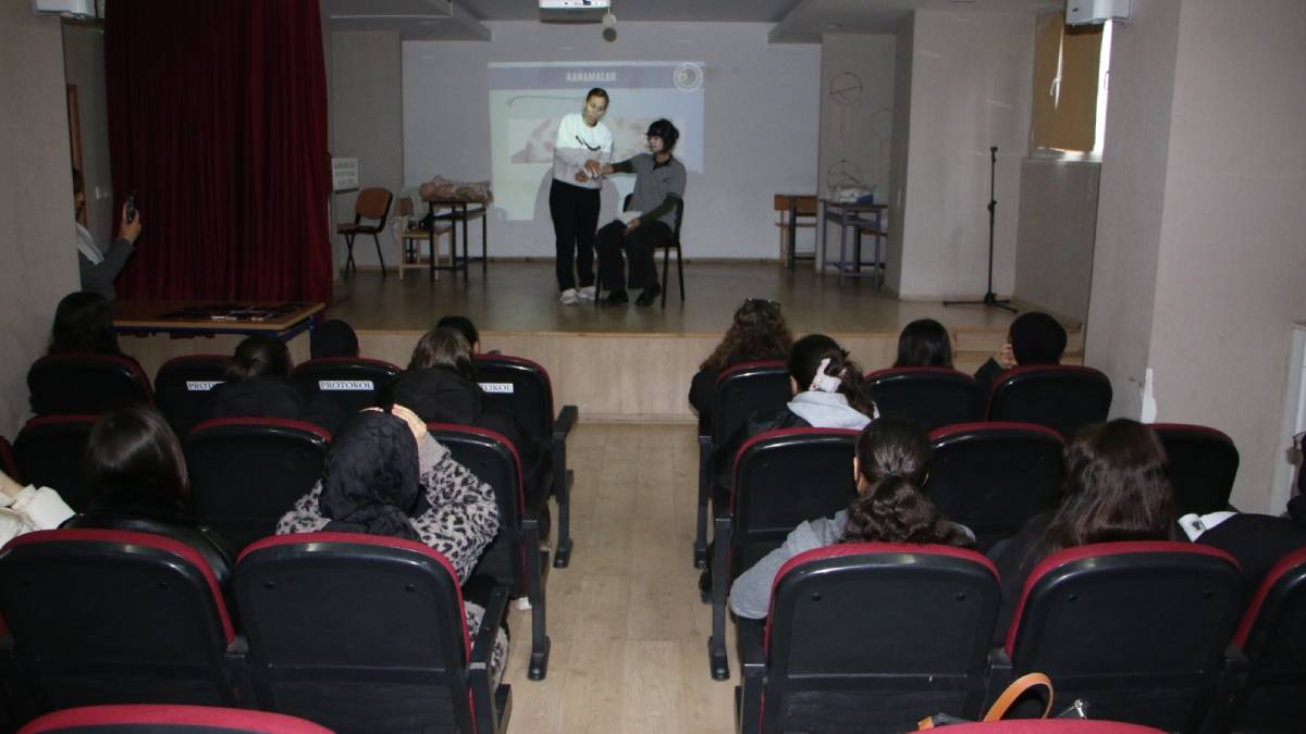 Kartal Fatma Aliye Mesleki ve Teknik Anadolu Lisesi öğrencilerine ilk yardım eğitimi