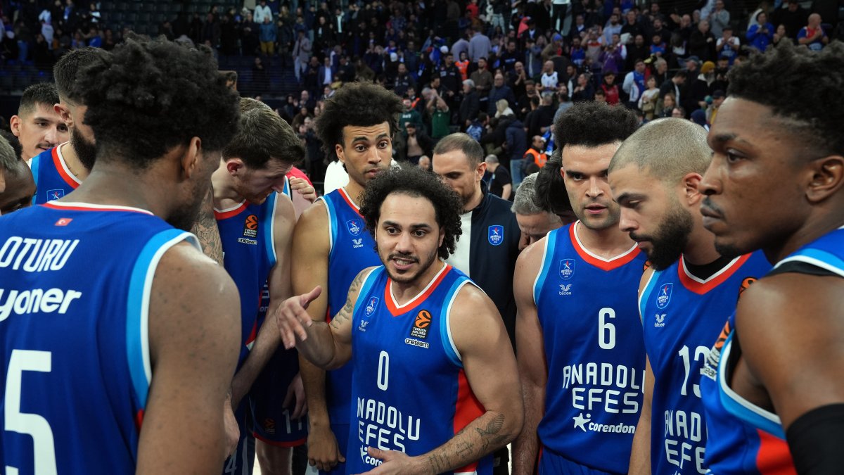 Anadolu Efes, son şampiyon Panathinaikos'u farklı yendi