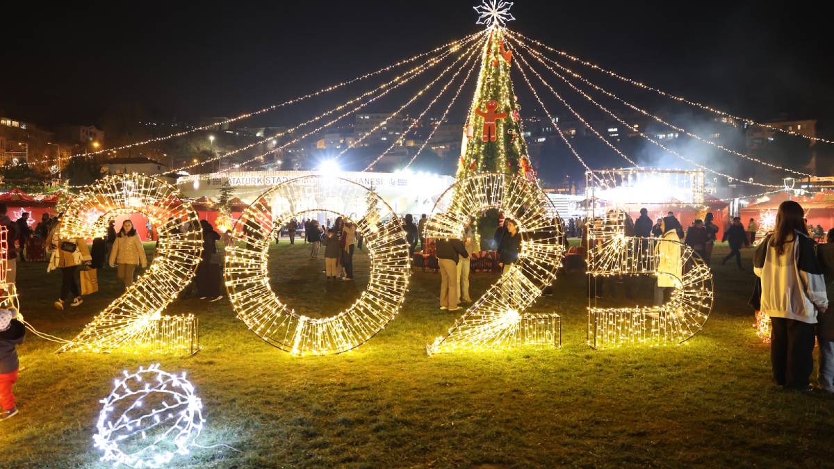 'Yeni Yıl Meydanı'nda 2025 heyecanı başladı