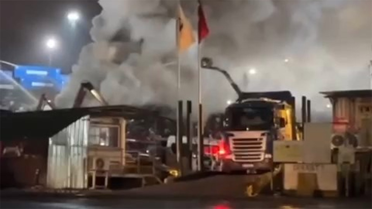 Ambarlı Limanı'nda korkutan yangın! İtfaiye ekipleri müdahale etti