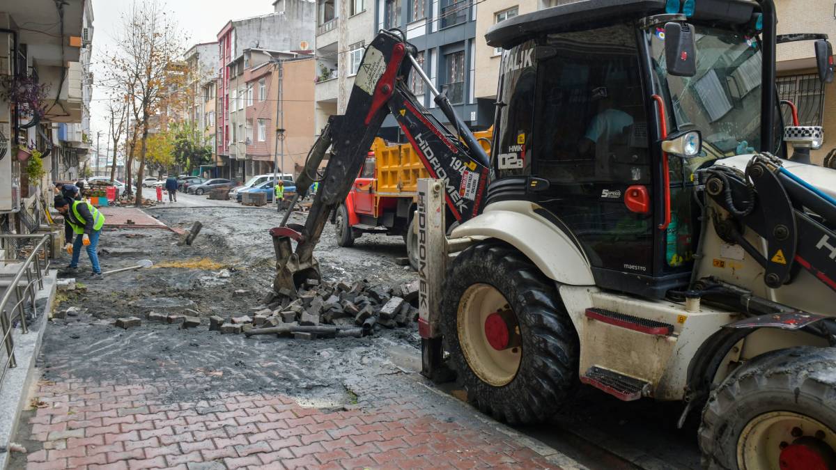 Tahrip olan yollar, parke taşı çalışmalarıyla yenileniyor