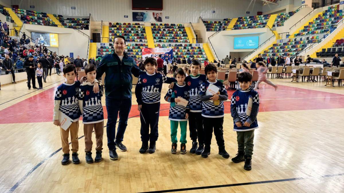 Burhaniyeli satranç sporcuları eve kupa ile döndü