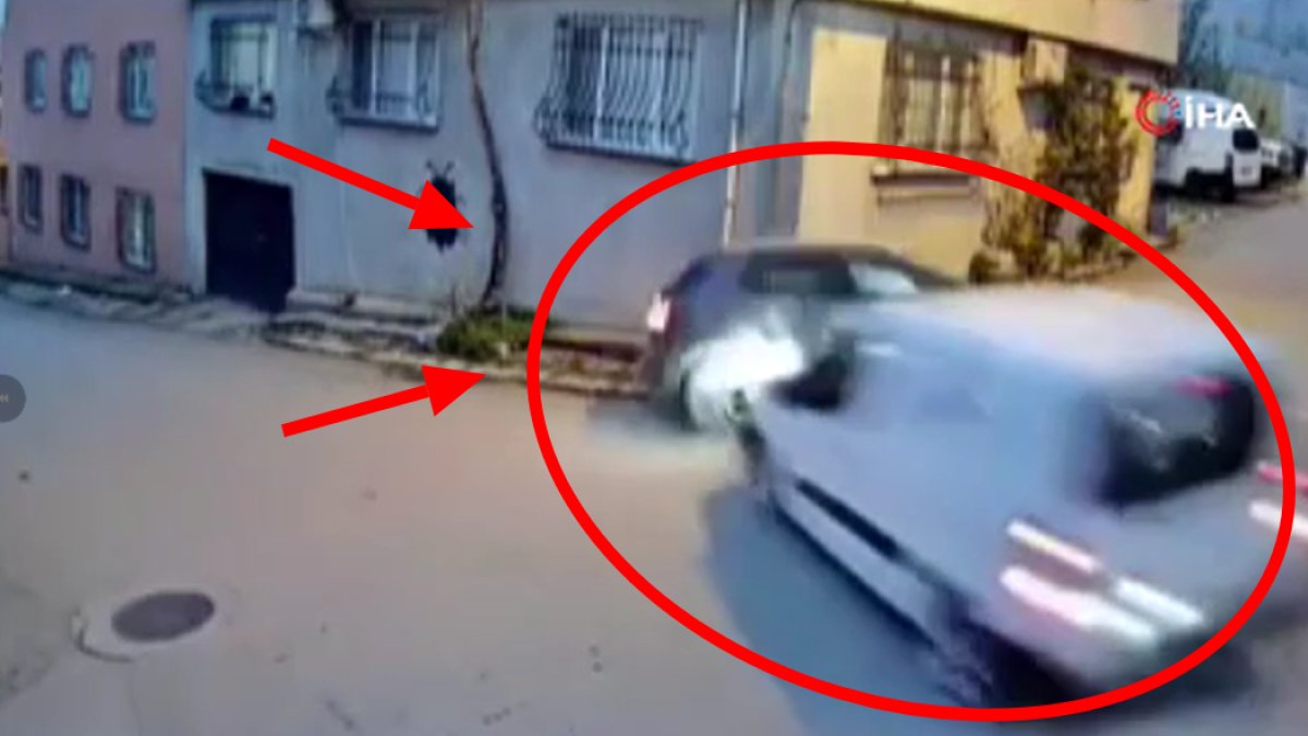 Ara sokakta hızın cezasını otomobilleri ödedi! Takla atmaktan son anda kurtuldu: Evin duvarı olmasaydı...