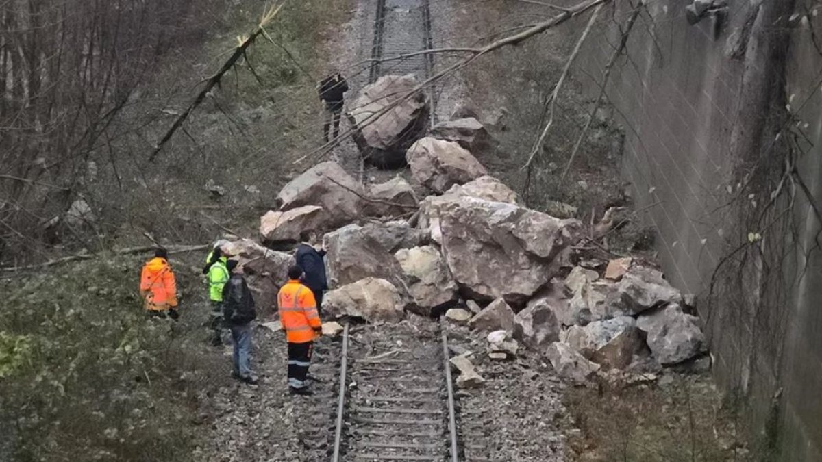 Karabük'te yamaçtan düşen kayalar demir yolunu kapattı