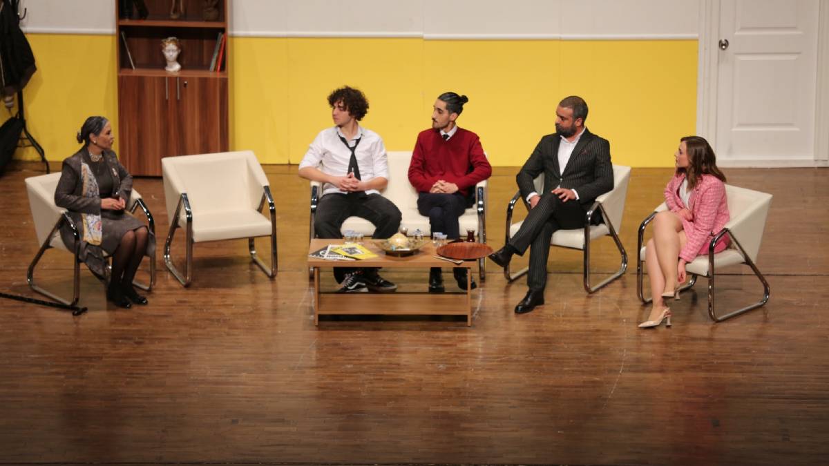 Büyükşehir Konservatuvarı ‘Psikolog’ adlı tiyatro oyununu sahneledi