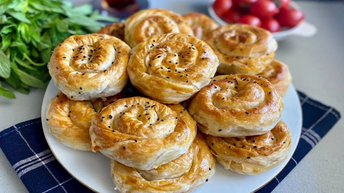 Bir şişe soda ve 6 yufkayla pastanelere taş çıkaran börek yapın! Her yiyen hazır sanıyor