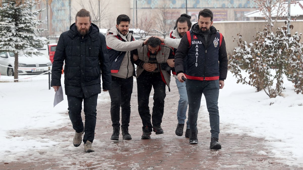 Sivas'ta kan donduran olay: Annesini boğdu, ikizini katletti