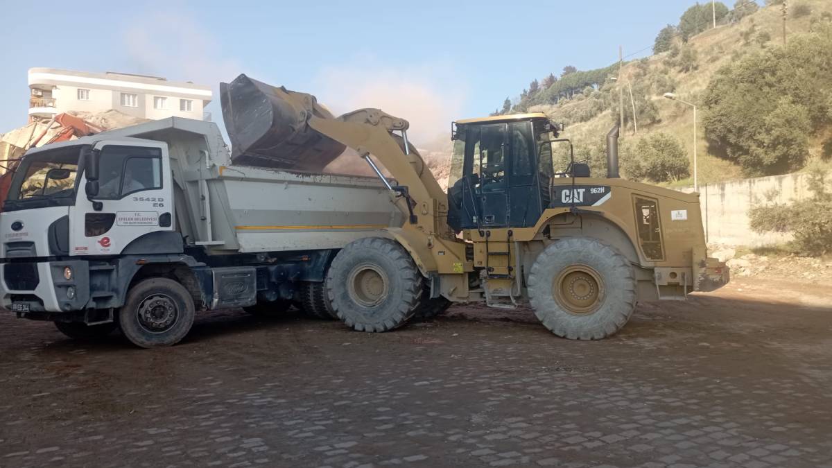Efeler Belediyesi riskli binaların yıkımına devam ediyor