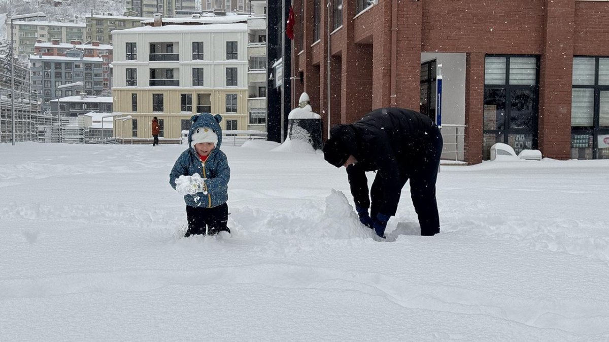 Artvin'de okullar tatil edildi: İl merkezi ve bazı ilçelerde kar yağışı devam ediyor