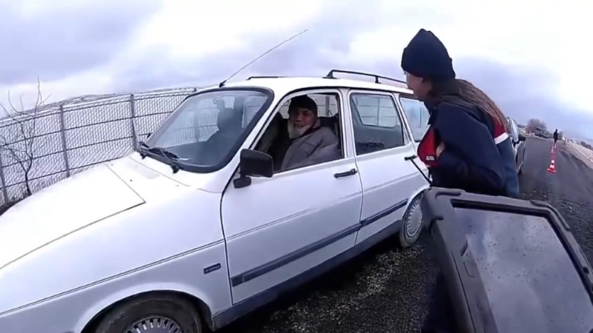 Jandarma uygulamasında 83 yaşındaki Necati Amca'dan gülümseten yanıt: Cepheye çağırsalar, hazırım