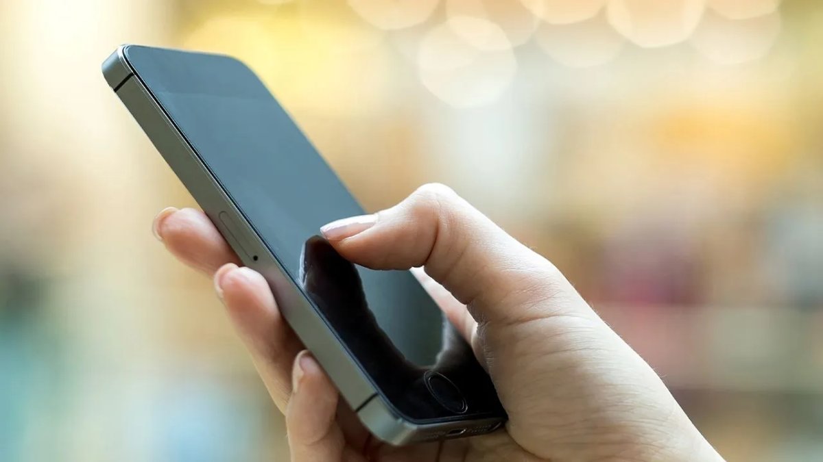 Telefonu tek elle kullananlara kötü haber! Sessizce geliyor, gelince gitmiyor: Ameliyat olmak zorunda kalabilirsiniz