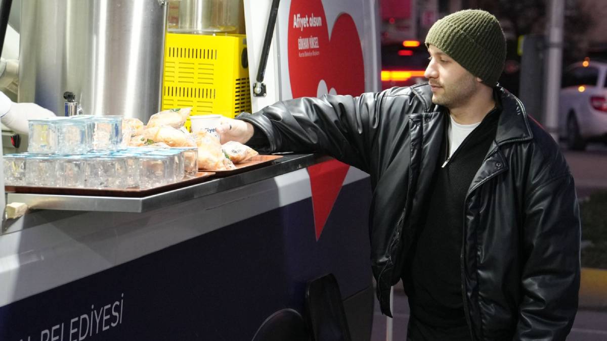 Kartal Belediyesinden soğuk kış sabahlarında içleri ısıtan ikram
