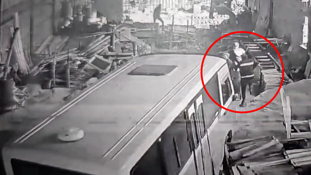 Babasına kızıp işyerine minibüsle böyle daldı! 6 kişinin ölümden döndüğü anlar kamerada