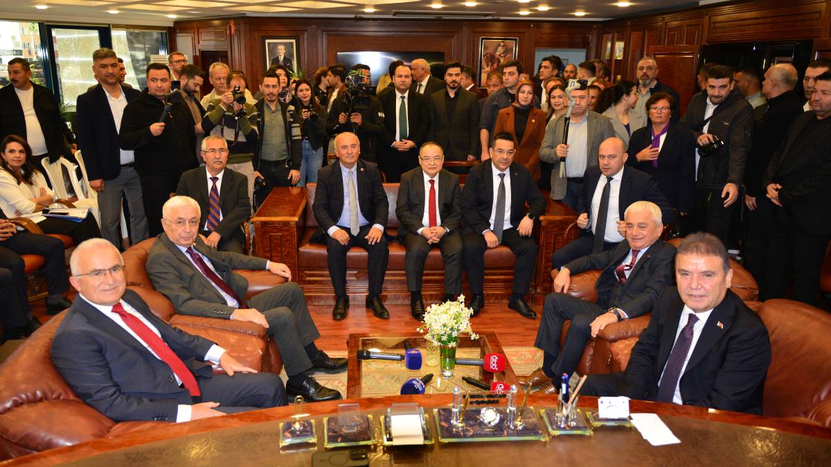 Antalya Büyükşehir Belediye Başkanı Muhittin Böcek’ten Kumluca Belediyesi’ne ziyaret