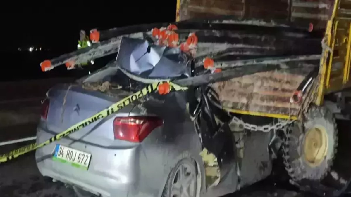 Konya'da feci kaza: Traktör römorkunun altına giren otomobilin sürücüsü hayatını kaybetti