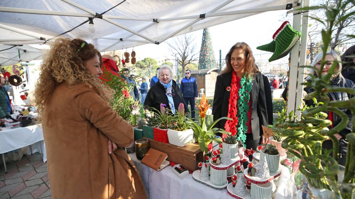 Karşıyaka’da ‘Yeni Yıl Pazarı’na coşkulu açılış