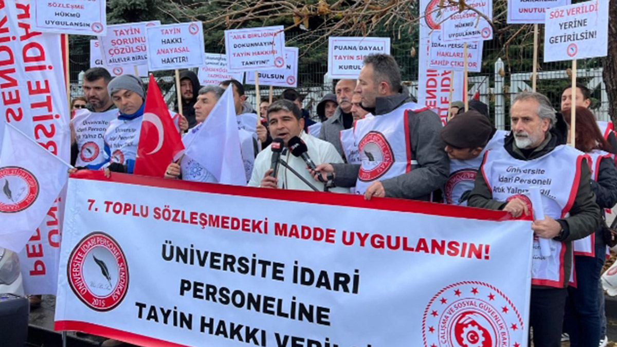 Üniversite idari personelleri Çalışma Bakanlığı önünde... Tayin hakkı için oturma eylemi yapıyorlar