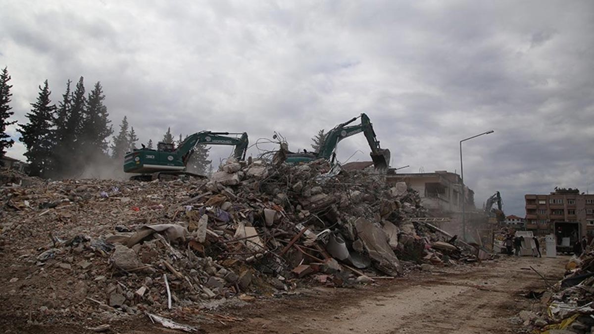 300 bin kişi kanser tehdidi altında... Deprem molozlarında asbest tehlikesi