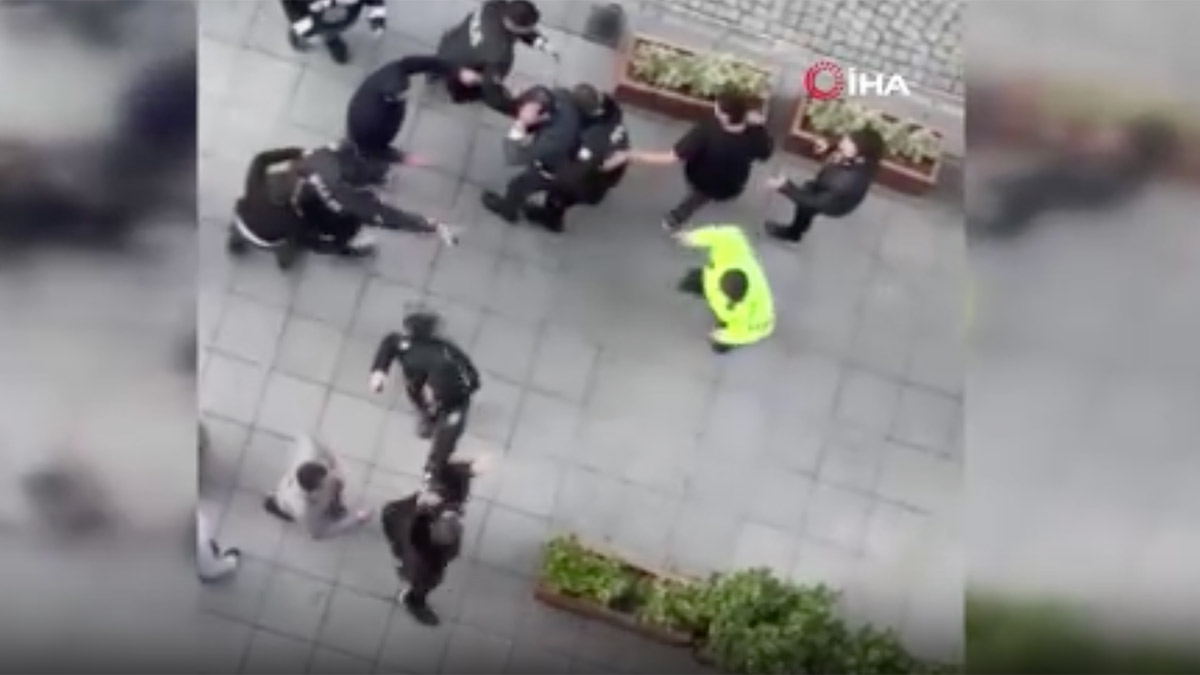 Eminönü'nde korku dolu anlar! Birbirlerine yumruk ve sopalarla saldırdılar
