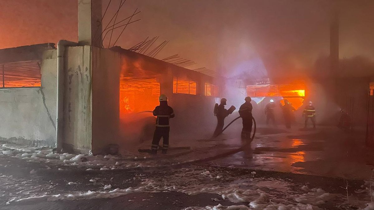 Batman'da mobilya fabrikasında yangın çıktı: Çok sayıda ekip olay yerine sevk edildi