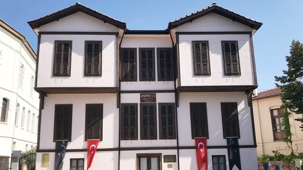 Atatürk’ün doğduğu  eve ‘Türk evi’ rötuşu
