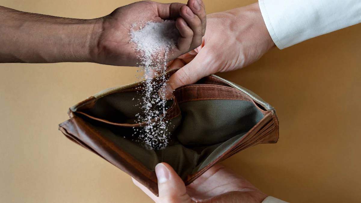 Hintliler ve Japonlar meğer bu yüzden yapıyormuş! Cüzdanınıza avuç avuç tuz koyun: Nedeni sizi çok şaşırtacak