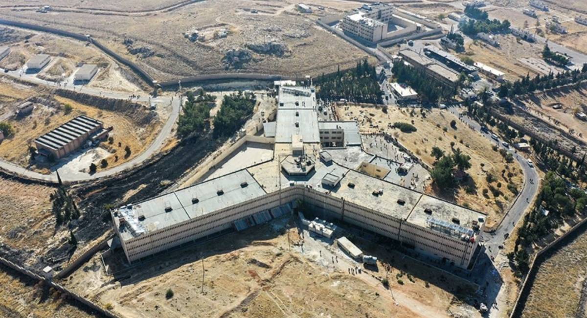 Sednaya Hapishanesi'nde ölen babalarının mezarı olsun istiyorlar