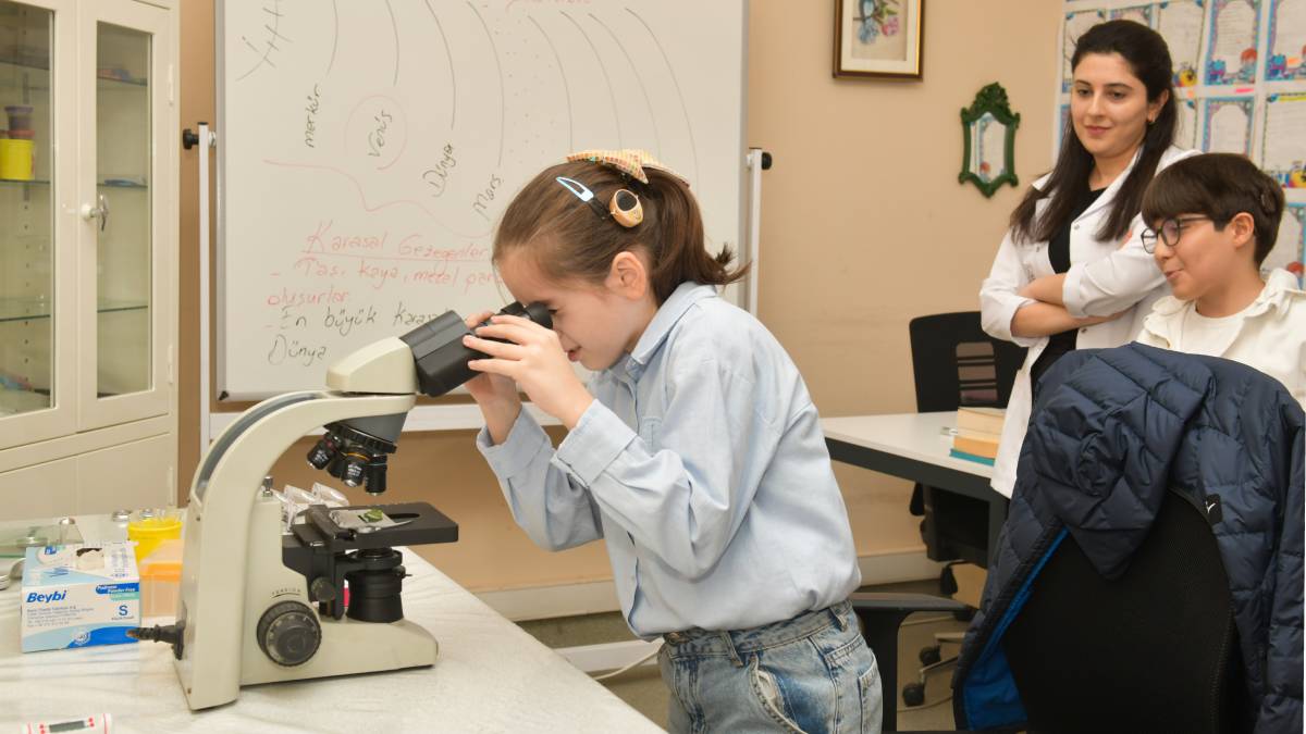 Özel bireyler deney ve bilim atölyelerinde hem öğreniyor hem de eğleniyor