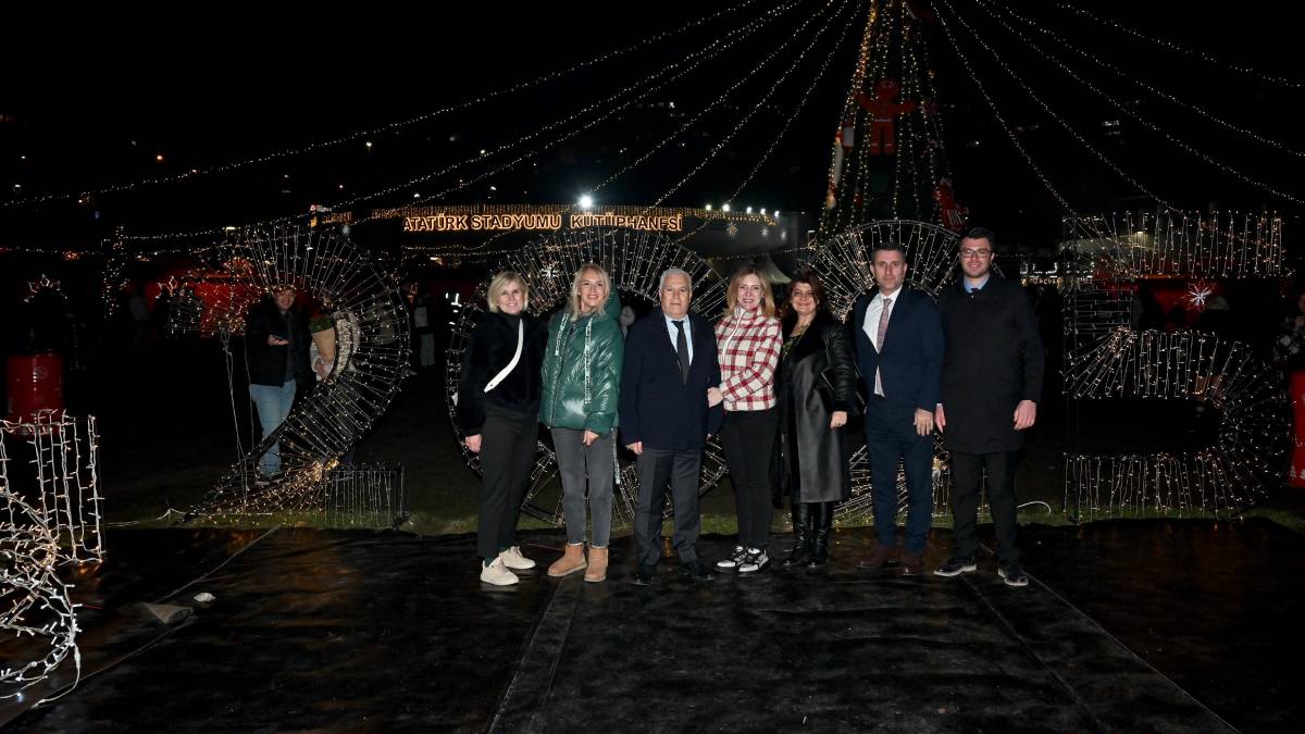 Yeni yıl coşkusu, Bursa Yeni Yıl Meydanı’nda yaşanıyor