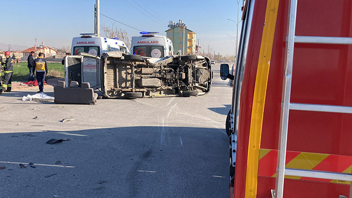 Konya’da işçi taşıyan midibüs devrildi: Yaralılar var...