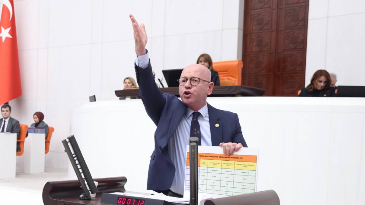 Balıkesir TK 10 uçağı Meclis’te uçtu, CHP’li Sarı hükümete yüklendi