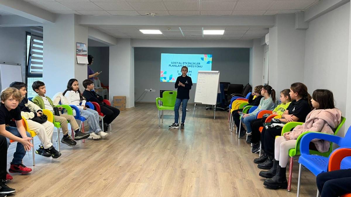 Çocuklar sandık başında