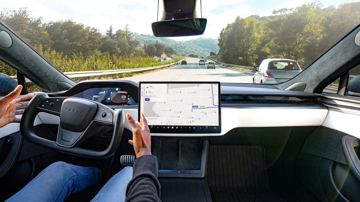 Tesla'lar akıllandı! Yeni FSD güncellemesiyle ambulans ve itfaiyeyi duyup otomatik yol veriyor! İşte o anlar