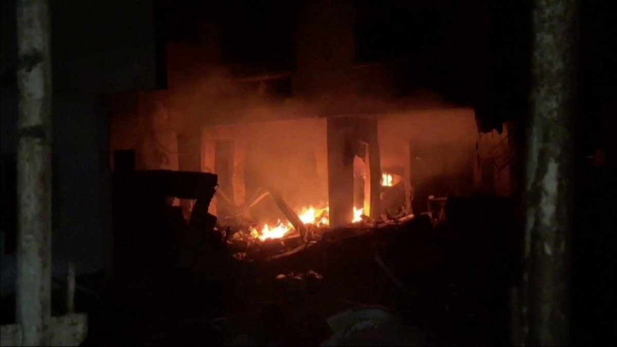 İsrail'in saldırısında Kemal Advan Hastanesi ağır hasar aldı