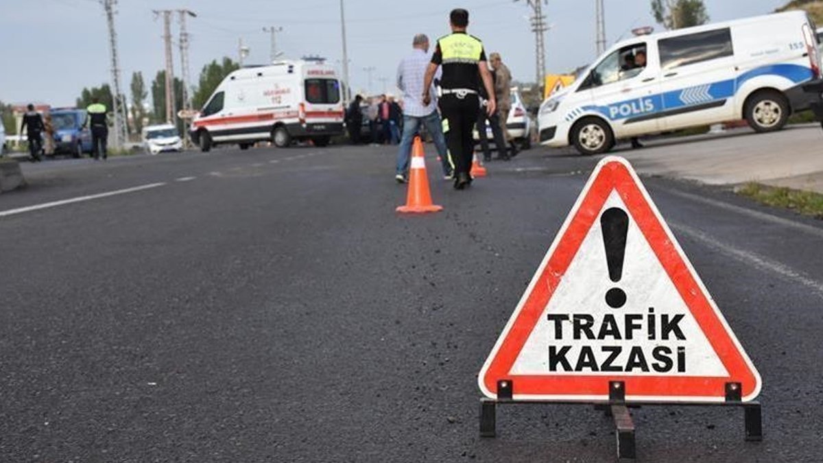 Gaziantep'te 1 tır ile 2 otomobil çarpıştı: 19 yaşındaki genç hayatını kaybetti