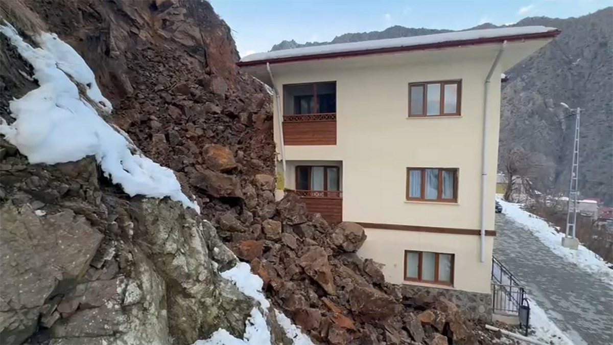 Artvin'de heyelan! Kaya parçaları eve doldu