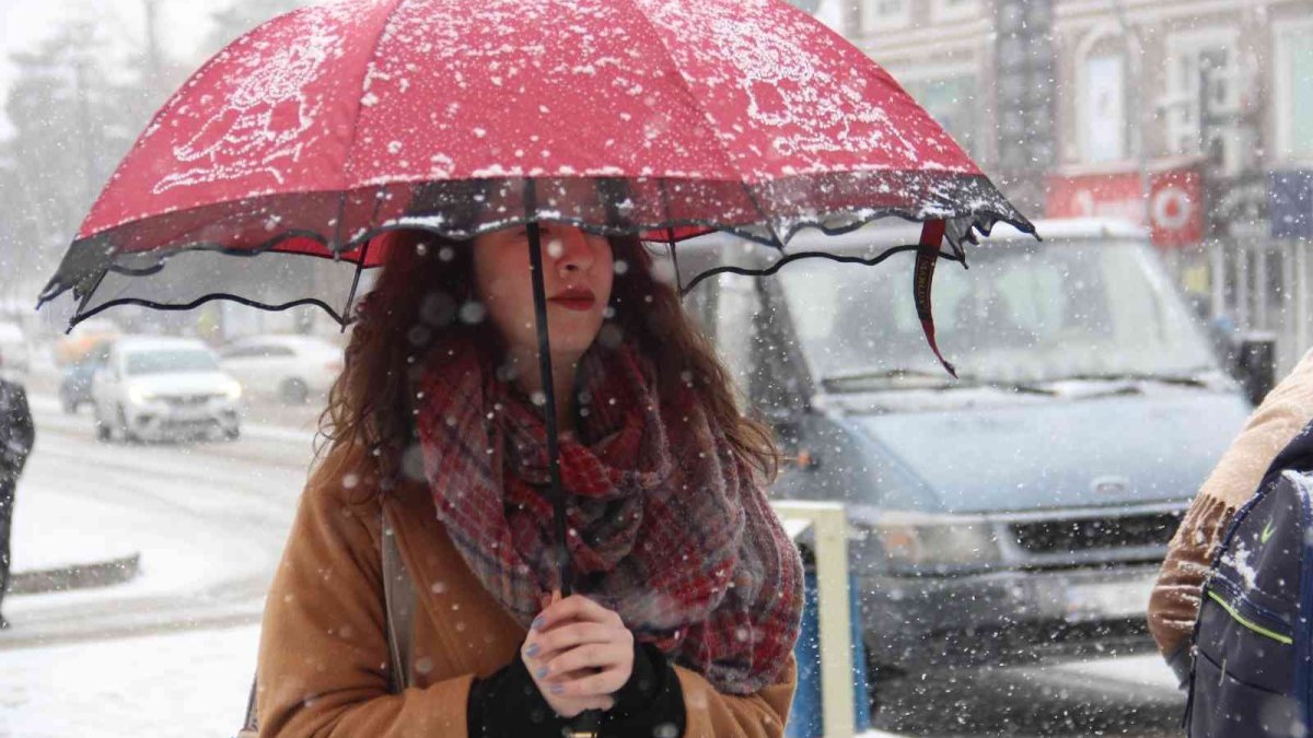 Meteorolojiden 6 il için sarı kodlu uyarı: Sağanak ve kar bekleniyor