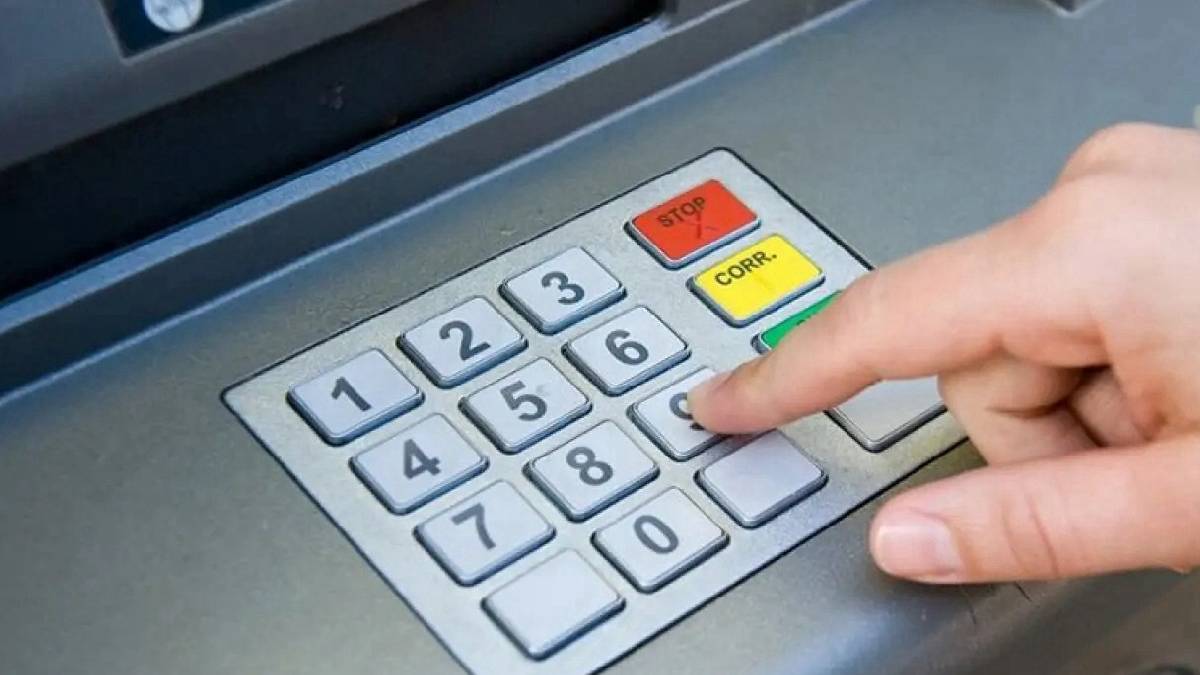 Eski şifrede ısrar edenler dikkat!: ATM kartınızı geri vermeyecek