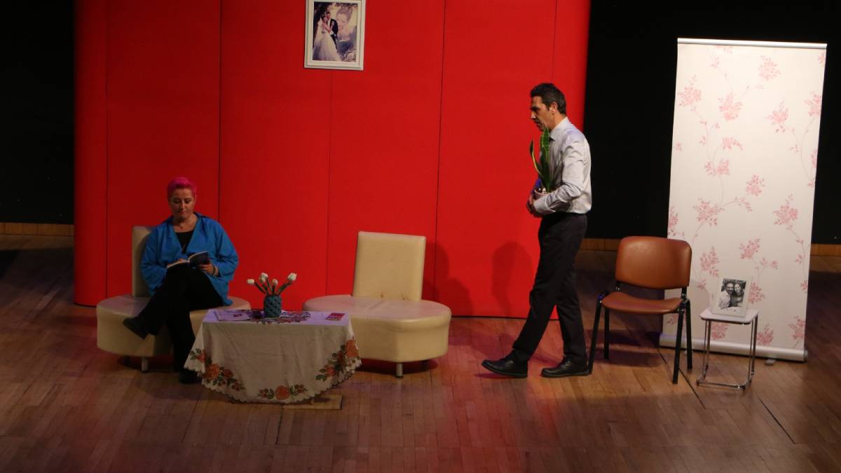 ‘Evlilik Sözleşmesi’ adlı tiyatro oyunu Kartal’da sahnelendi