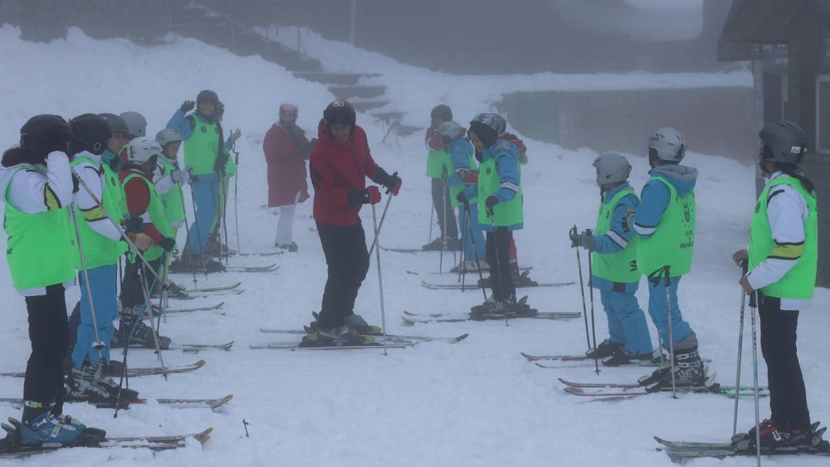 Uludağ’da öğrencilerin kayak heyecanı