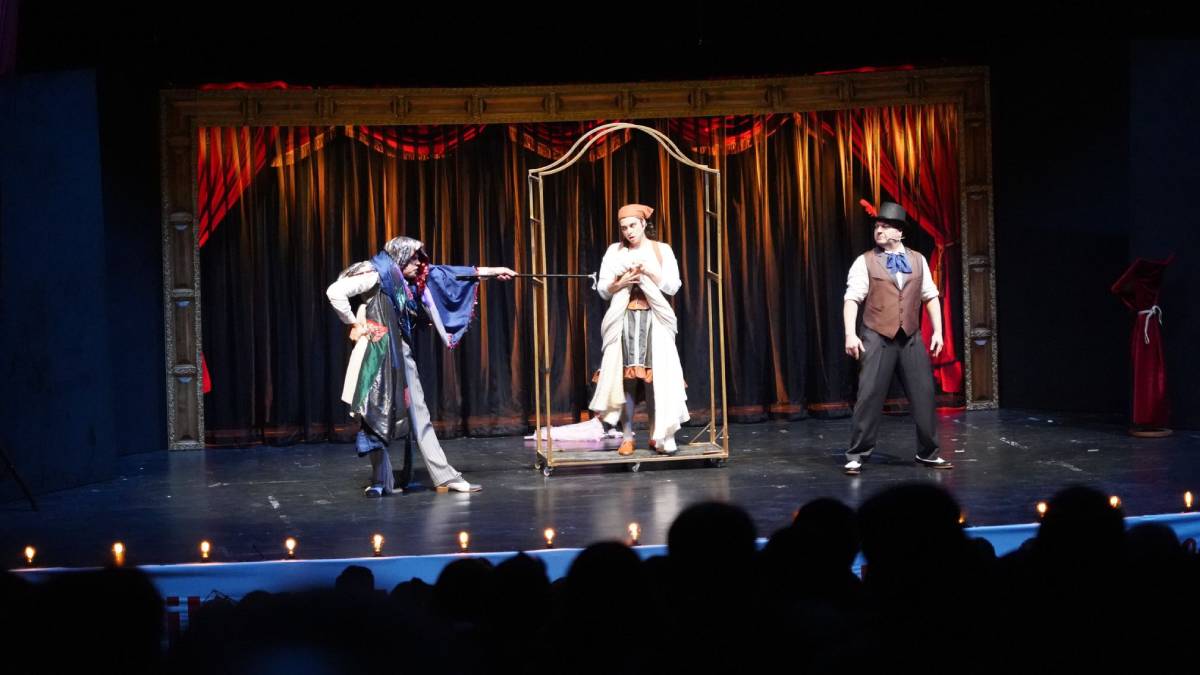 Şakşakçılar adlı oyun ayakta alkışlandı