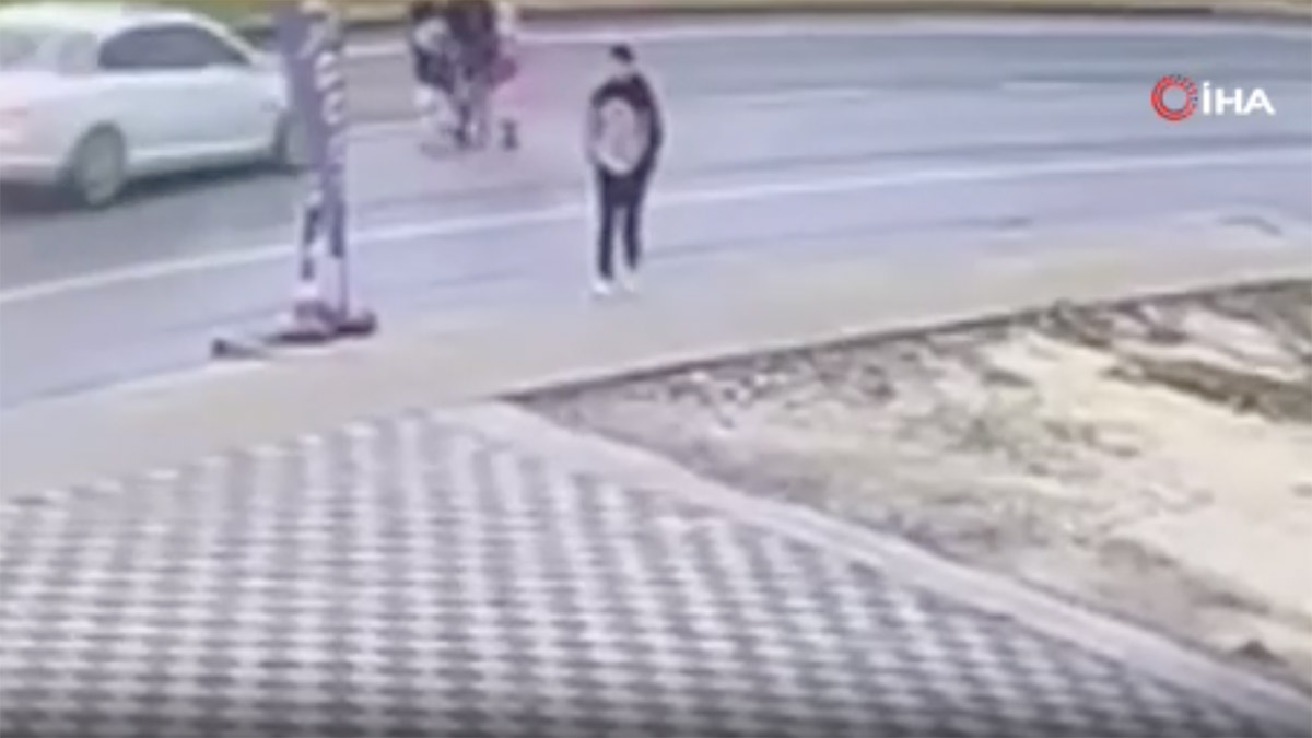 Mersin'de feci kaza! Karşıdan karşıya geçen baba ve oğullarına araba çarptı