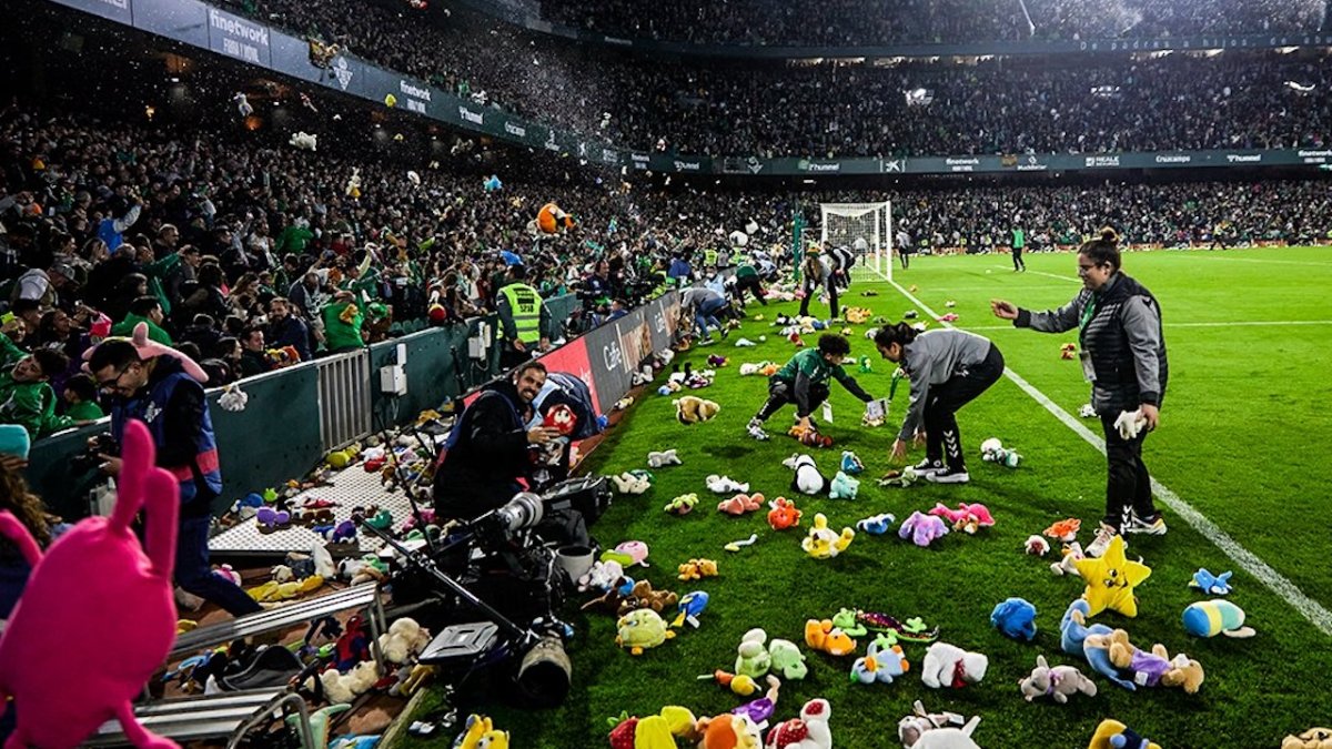 Real Betis taraftarının "Oyuncak yağmuru" geleneği