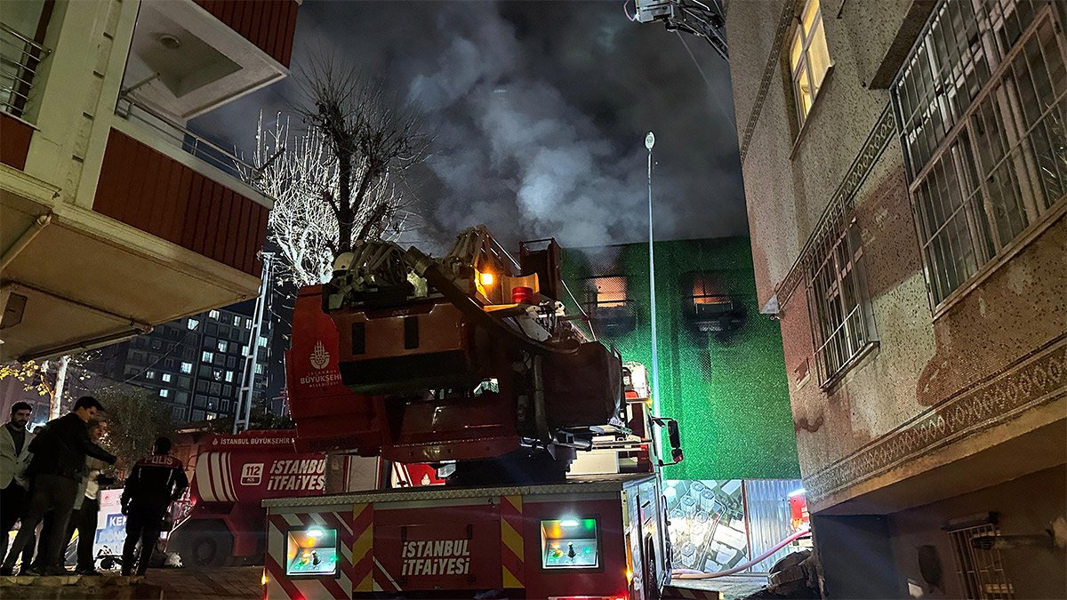 Bağcılar'da işçilerin kaldığı konteynerde yangın! Müdahale sürüyor