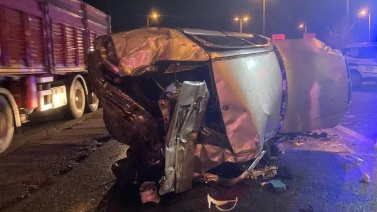 Araç kağıt gibi ezildi! Başkentte trafik kazası: Ölü ve yaralılar var