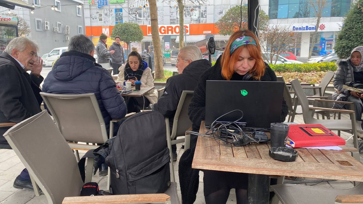 Gazete mühürlendi, çalışanları kafede gazeteciliğe devam ediyor