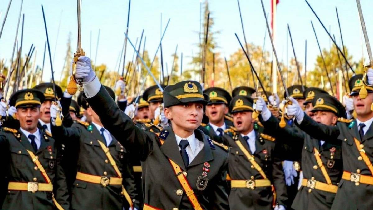 Kılıçlı yemin eden teğmenlerin ihraç süreci başladı