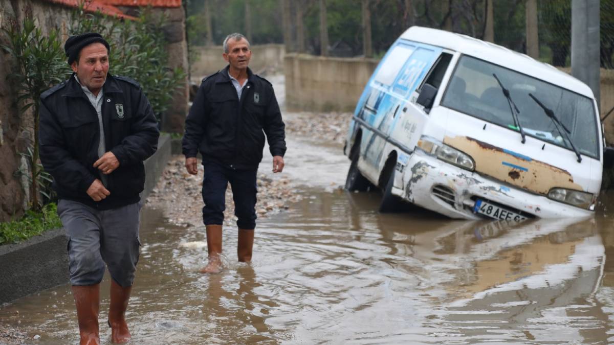 Belediye ekiplerinin yağmur mesaisi devam ediyor